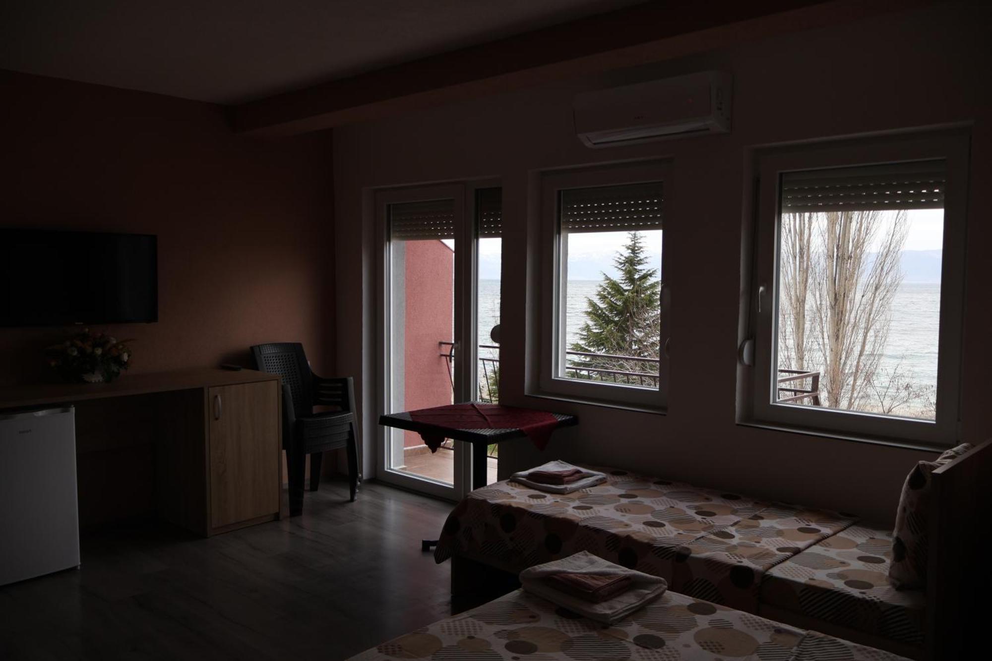 Ajkoski Apartments Пештани Экстерьер фото