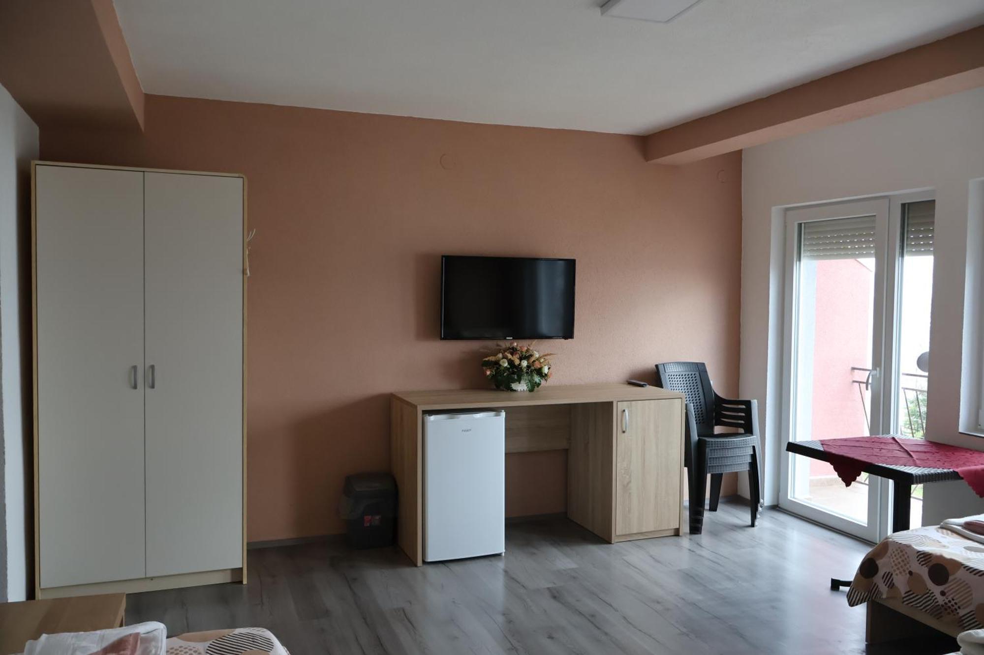 Ajkoski Apartments Пештани Экстерьер фото